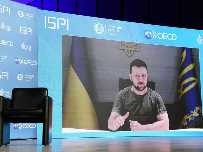 El presidente de Ucrania Volodimir Zelenski habla en un foro de Milán