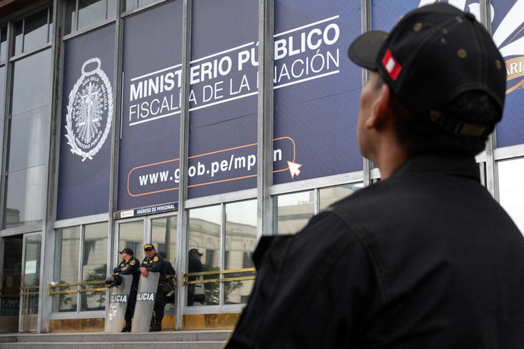 Policías resguardan sede del Ministerio Público del Perú