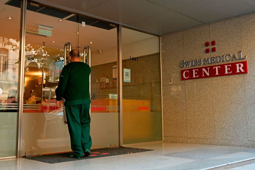 Una persona ingresa a una clínica privada de la ciudad de Buenos Aires