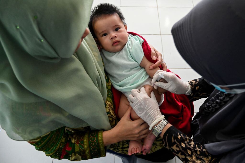 Campaña de inmunización contra la tuberculosis para niños en Indonesia