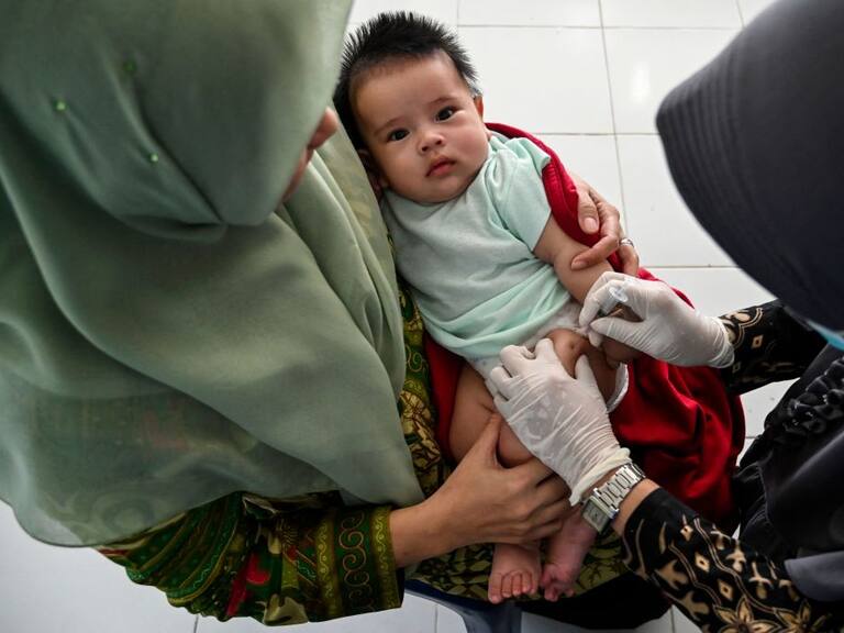 Campaña de inmunización contra la tuberculosis para niños en Indonesia