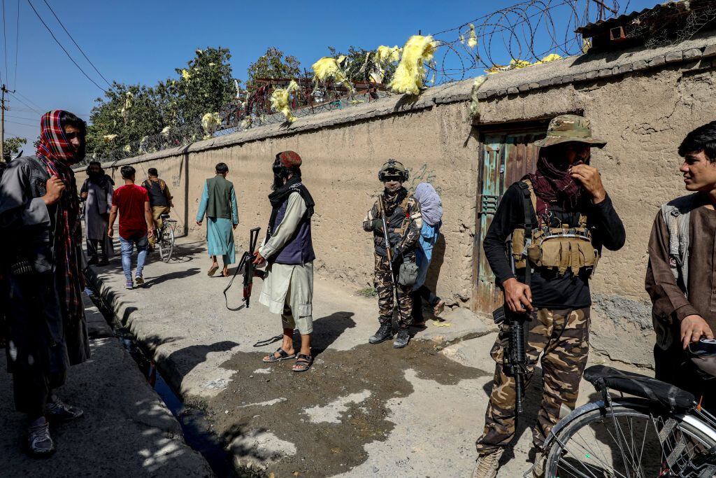 La seguridad de los talibanes custodia la calle del atentado en Kabul