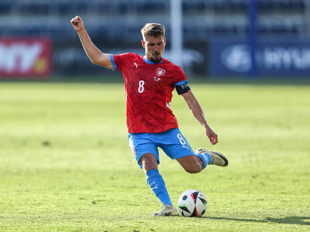 Jugador se perderá la Eurocopa por insólita lesión: se cayó de una bicicleta en la concentración de su selección