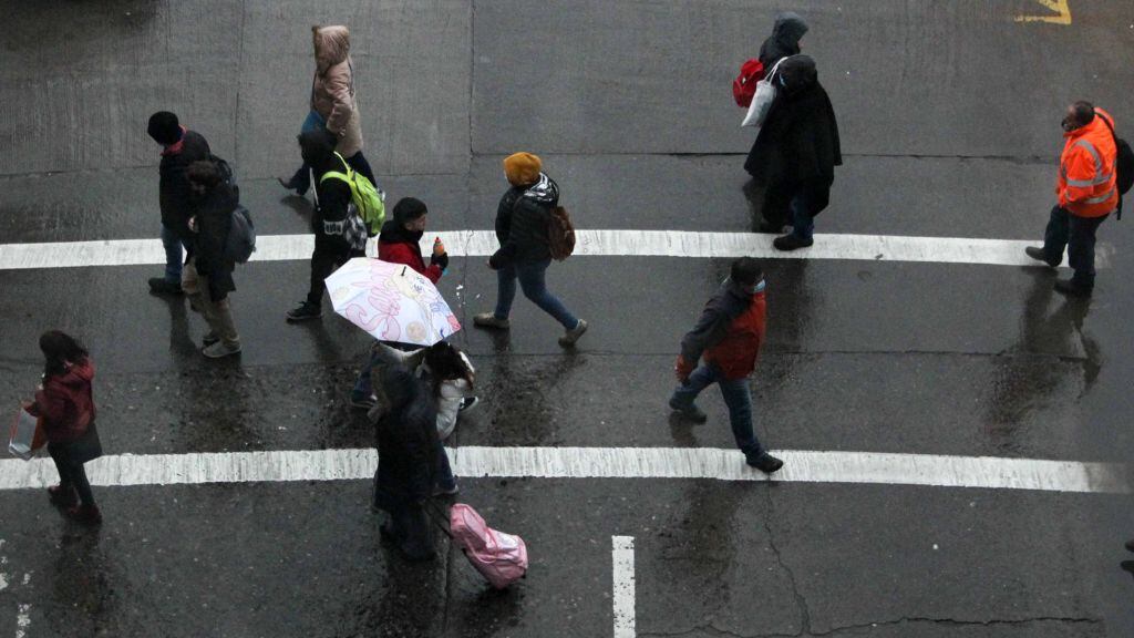 Lluvia llega a Santiago: advierten que sistema frontal podría ser más fuerte que el anterior