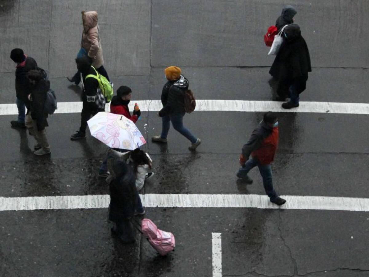 Lluvia llega a Santiago: advierten que sistema frontal podría ser más fuerte que el anterior