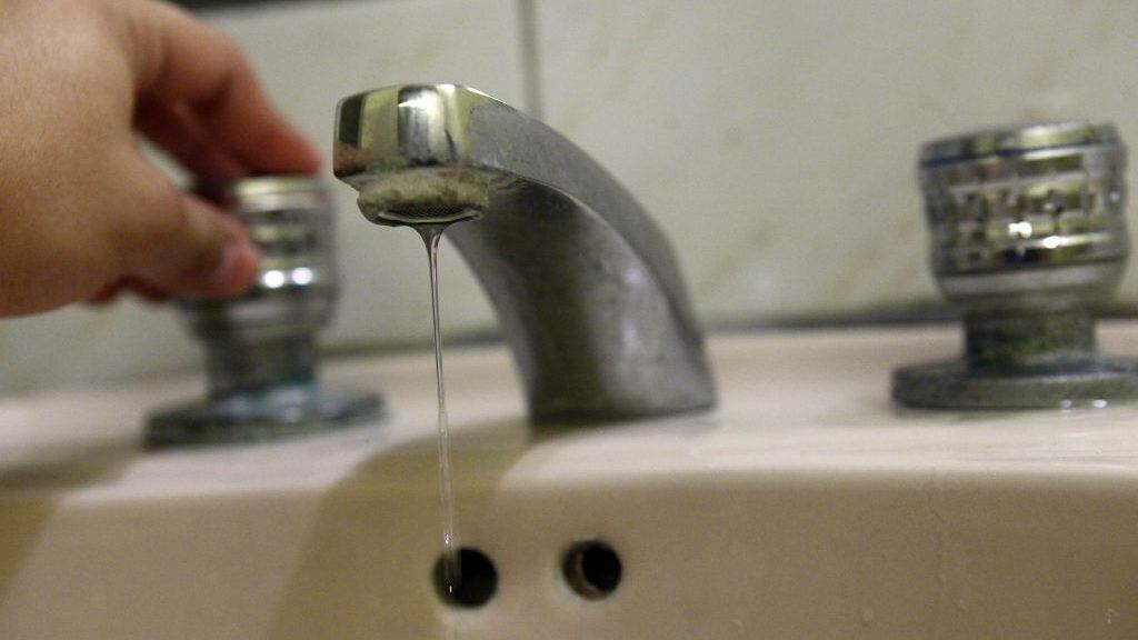 03  Abril de 2014/ARICAHasta las 23.00 horas durara el corte de suministro de agua que desde las 17.00 horas aproximadamente de hoy afecta a la ciudad de Arica.
FOTO: SEBASTIAN RODRIGUEZ/AGENCIAUNO