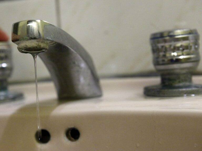 03 Abril de 2014/ARICAHasta las 23.00 horas durara el corte de suministro de agua que desde las 17.00 horas aproximadamente de hoy afecta a la ciudad de Arica.
FOTO: SEBASTIAN RODRIGUEZ/AGENCIAUNO