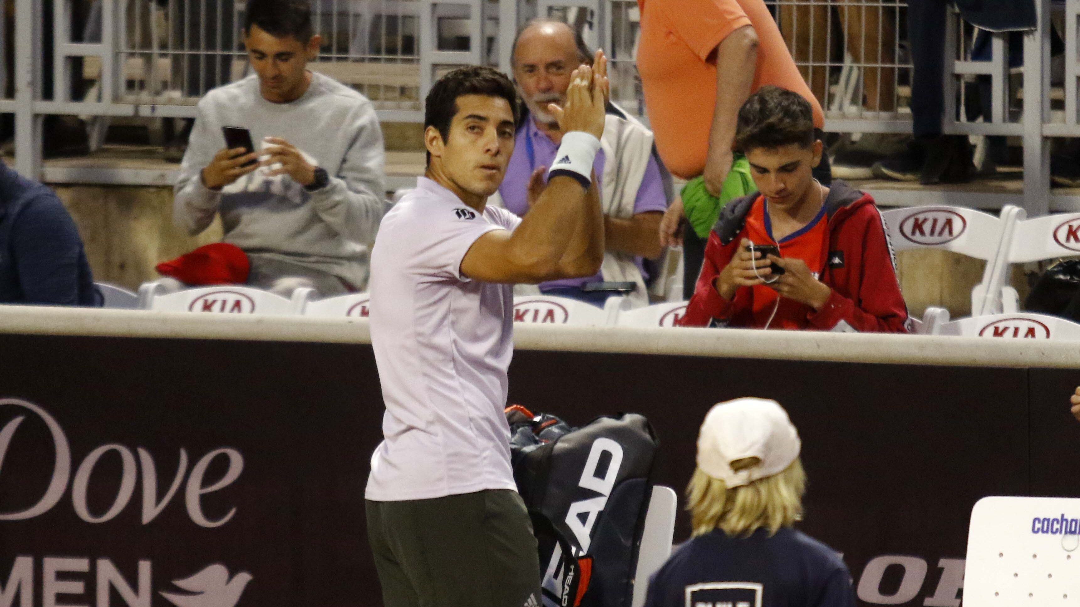27 de Febrero 2020/ SANTIAGO
El tenista Cristian Garin (CH) aplaude al publico asistente, durante el partido de octavos de final contra el jugador Alejandro Davidovich (ESP), valido por la ATP 250 Santiago, realizado en las canchas de tenis del Club Universidad Catlica en San Carlos de Apoquindo, ubicada en la Comuna de Las Condes
FOTO: Jose Francisco Zuiga /AGENCIAUNO