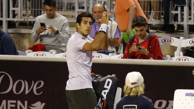 27 de Febrero 2020/ SANTIAGO
El tenista Cristian Garin (CH) aplaude al publico asistente, durante el partido de octavos de final contra el jugador Alejandro Davidovich (ESP), valido por la ATP 250 Santiago, realizado en las canchas de tenis del Club Universidad Catlica en San Carlos de Apoquindo, ubicada en la Comuna de Las Condes
FOTO: Jose Francisco Zuiga /AGENCIAUNO