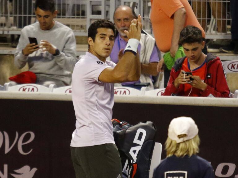 27 de Febrero 2020/ SANTIAGO
El tenista Cristian Garin (CH) aplaude al publico asistente, durante el partido de octavos de final contra el jugador Alejandro Davidovich (ESP), valido por la ATP 250 Santiago, realizado en las canchas de tenis del Club Universidad Catlica en San Carlos de Apoquindo, ubicada en la Comuna de Las Condes
FOTO: Jose Francisco Zuiga /AGENCIAUNO