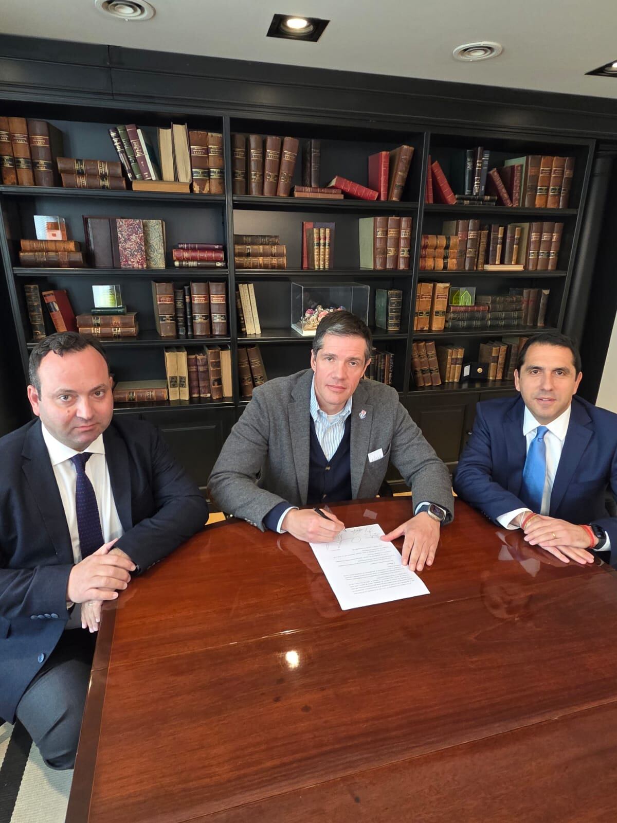 El director de Azul Azul, José Ramón Correa; el presidente de la U, Michael Clark; y el abogado Jorge Arredondo.