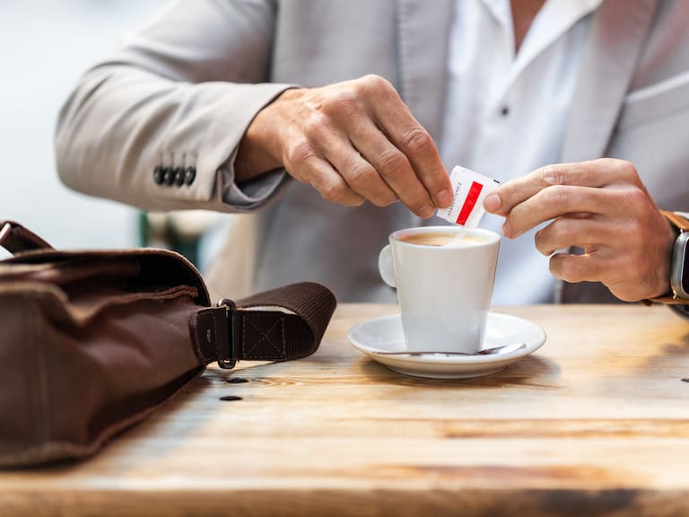 Popular endulzante podría aumentar el riesgo de infarto y accidente cerebrovascular, según estudio