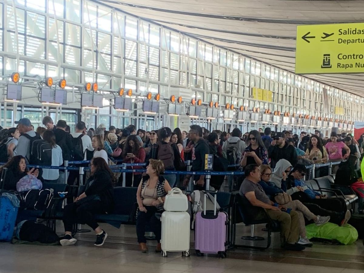 Largas filas en el aeropuerto marcan la previa a las fiestas de fin de año