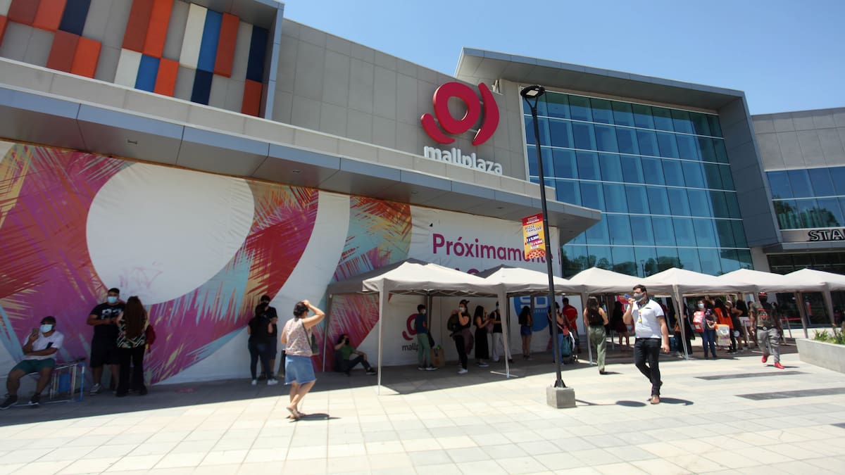 Con armas largas y en camioneta robada: violento robo a tienda WOM de Mall Plaza Norte