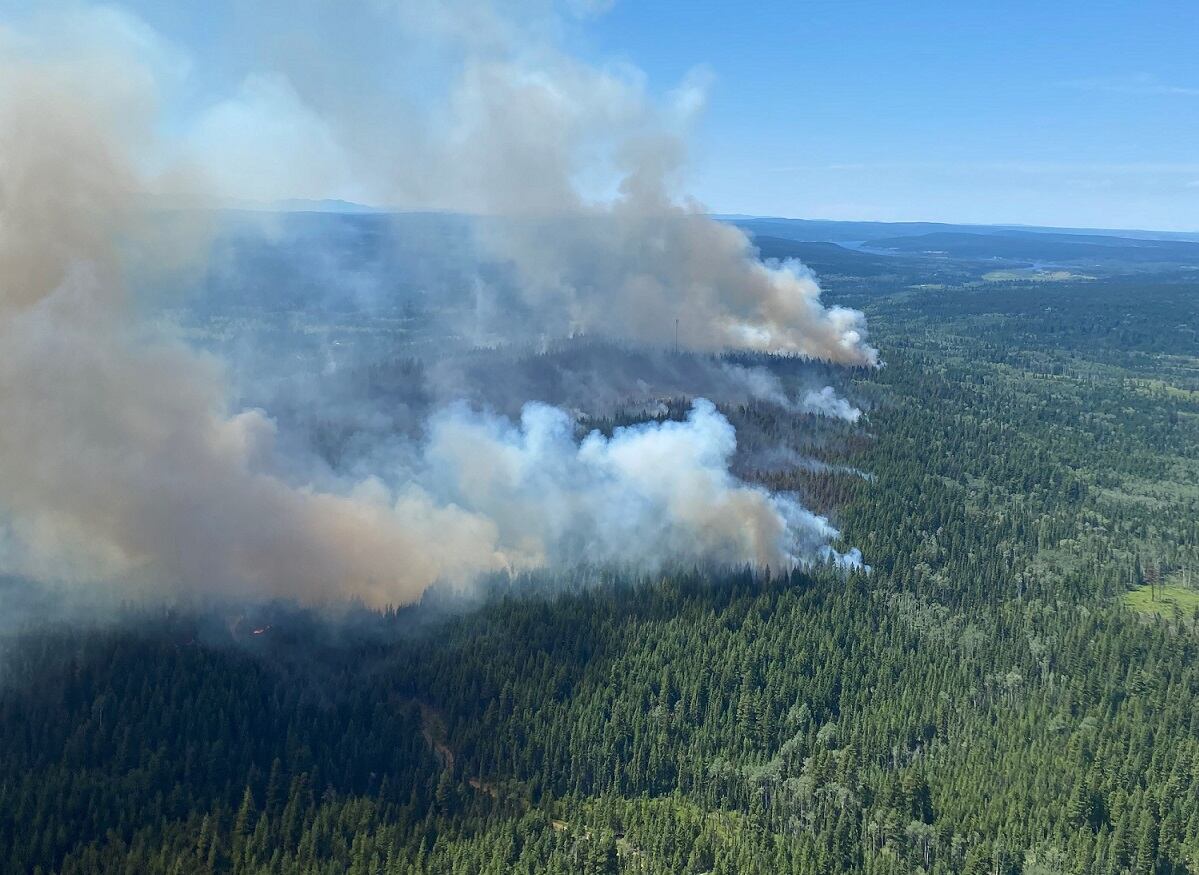 Equipos enfrentan un incendio forestal cerca del lago Deka en Canadá