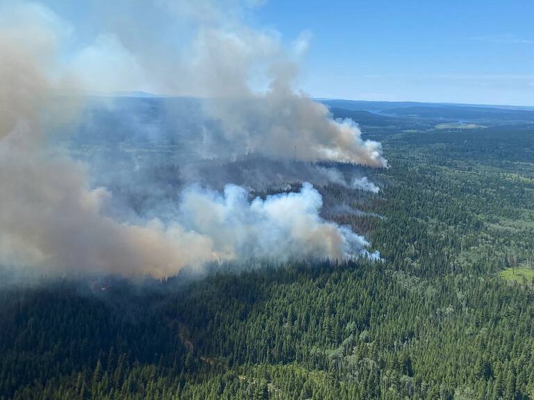 Equipos enfrentan un incendio forestal cerca del lago Deka en Canadá