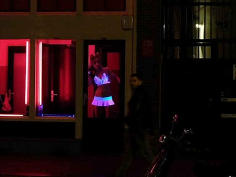 Ámsterdam toma medidas para que turistas no incomoden a las prostitutas del Barrio Rojo
