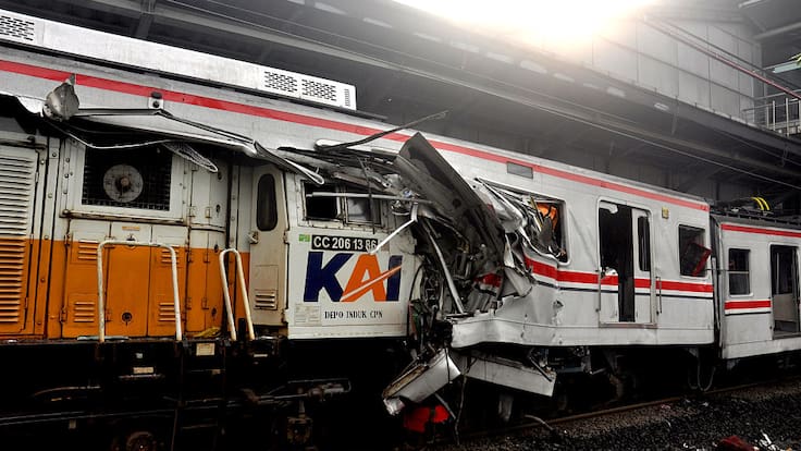 Tragedia en Indonesia: choque de trenes deja al menos 14 muertos y mantiene búsqueda de atrapados