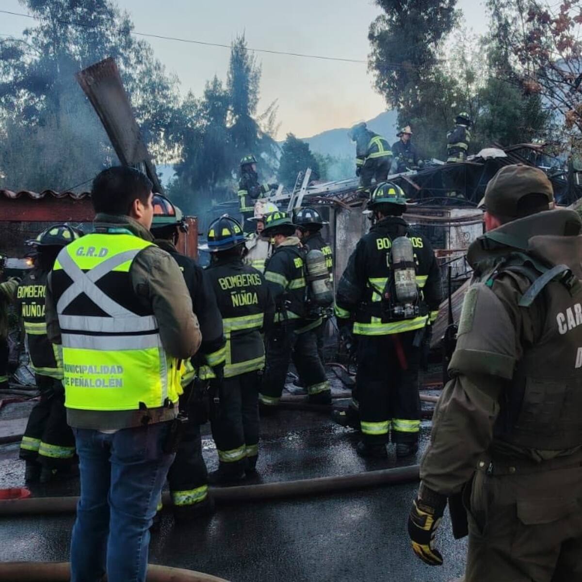 Incendio deja dos muertos y varias viviendas afectadas en Peñalolén