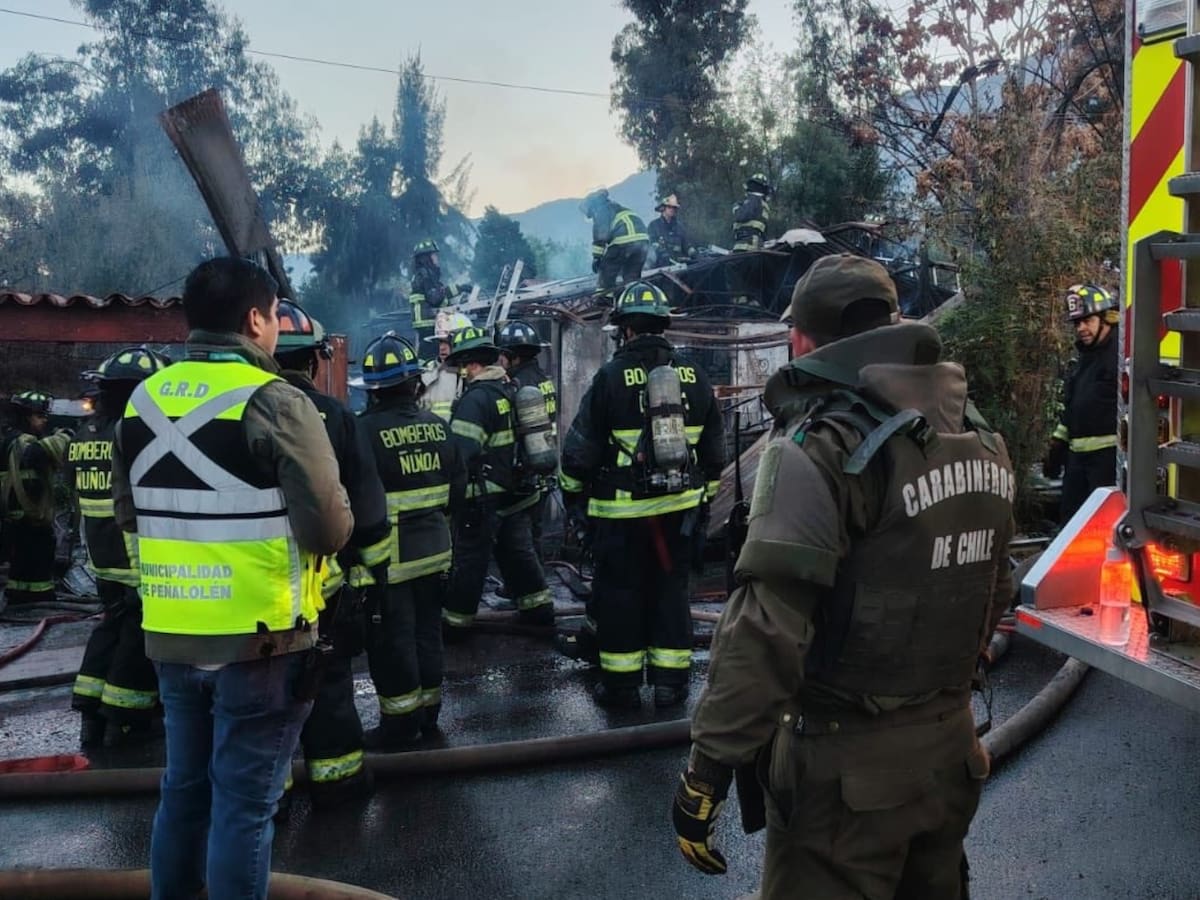 Incendio deja dos muertos y varias viviendas afectadas en Peñalolén