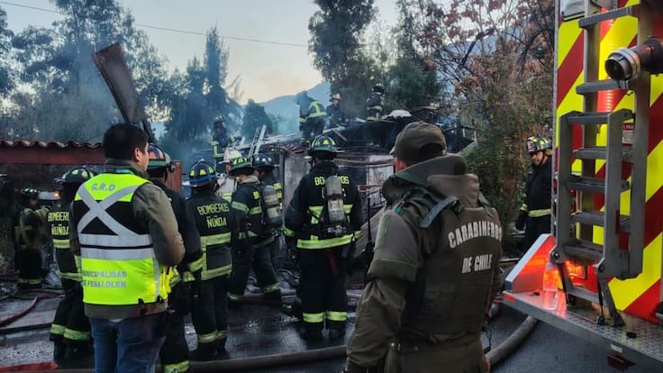 Video muestra dramático rescate de bebé de 1 año atrapado en incendio en La Pintana