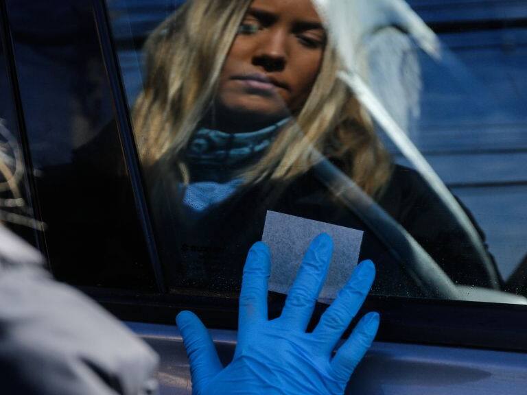 Ante la nueva ley: ¿a qué multa me enfrento si no grabo la patente del auto en espejos y ventanas y cuál es el plazo?