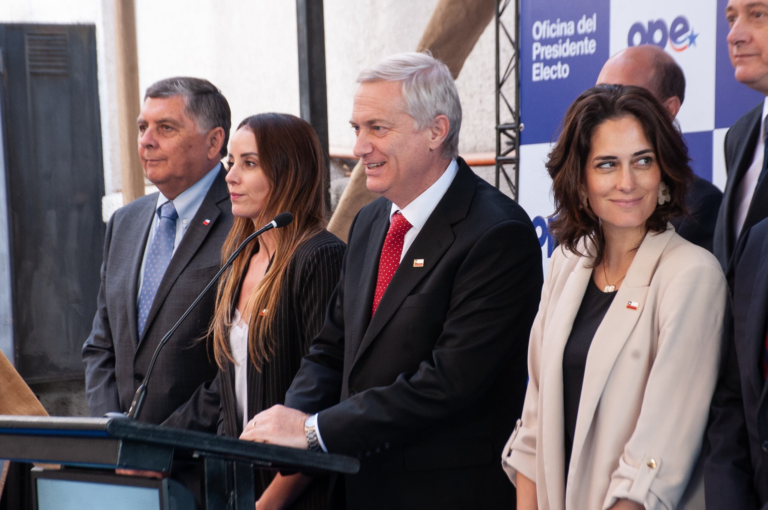 El Presidente electo, José Antonio Kast (al centro), junto a su equipo de izquierda a derecha, Claudio Alvarado, Mara Sedini, y Maria Jesus Wulf, se reúnen para analizar la emergencia producto de los incendios forestales en las regiones de Ñuble y Biobío.FOTO: VICTOR HUENANTE / AGENCIAUNO