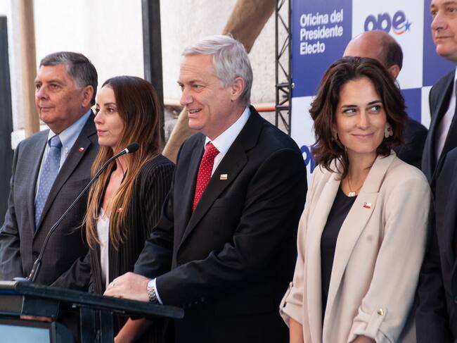 El Presidente electo, José Antonio Kast (al centro), junto a su equipo de izquierda a derecha, Claudio Alvarado, Mara Sedini, y Maria Jesus Wulf, se reúnen para analizar la emergencia producto de los incendios forestales en las regiones de Ñuble y Biobío.FOTO: VICTOR HUENANTE / AGENCIAUNO