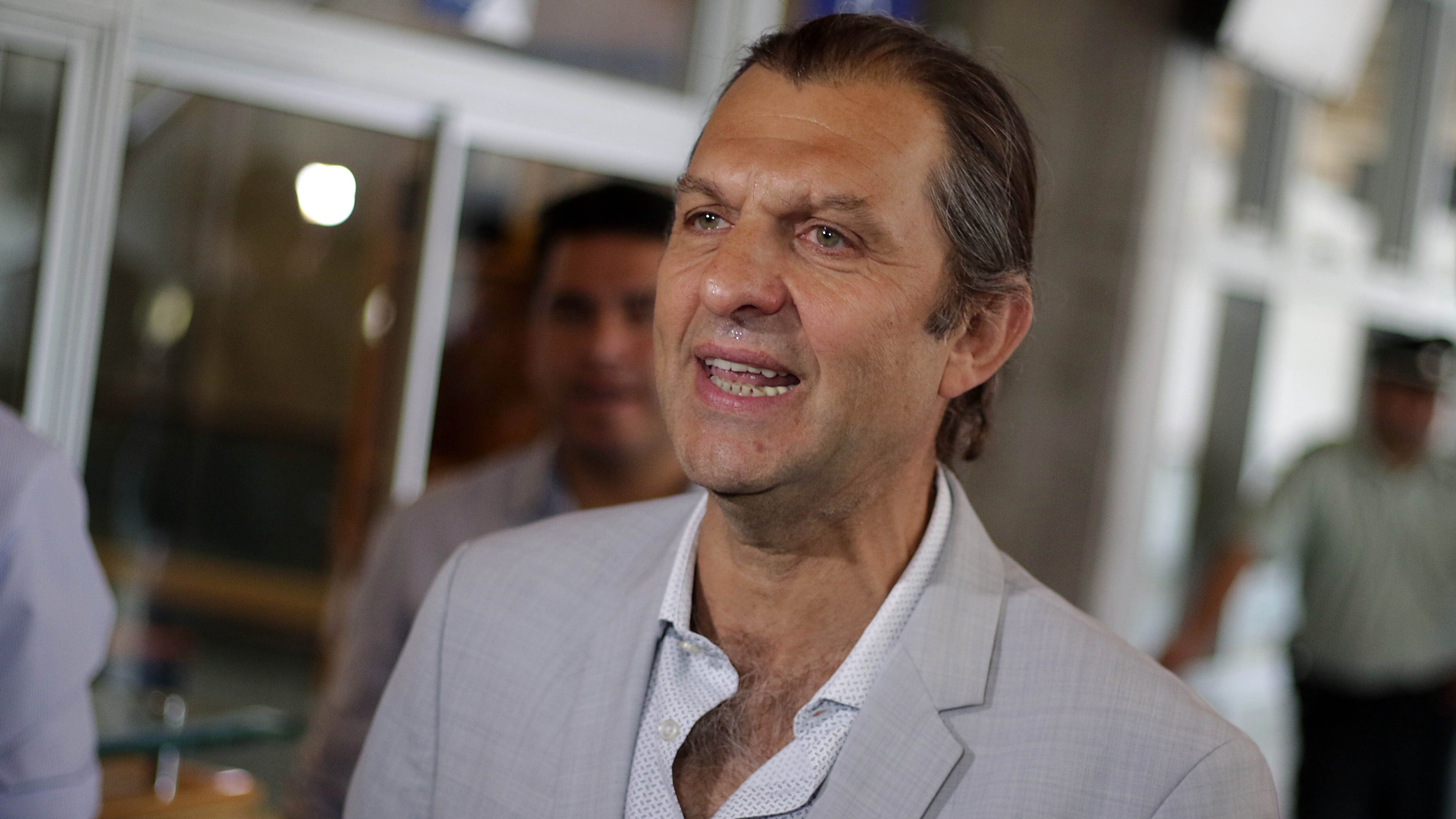 19 de Febrero de 2020/SANTIAGOEl presidente de Blanco y Negro, Anibal Mosa (al centro de las imágenes) llegó hasta el centro de justicia, donde presentó una querella por los desórdenes en el partido entre Colo-Colo y Universidad Católica. En la imagen Mosa se retira del tribunal
FOTO: FRANCISCO CASTILLO/AGENCIAUNO