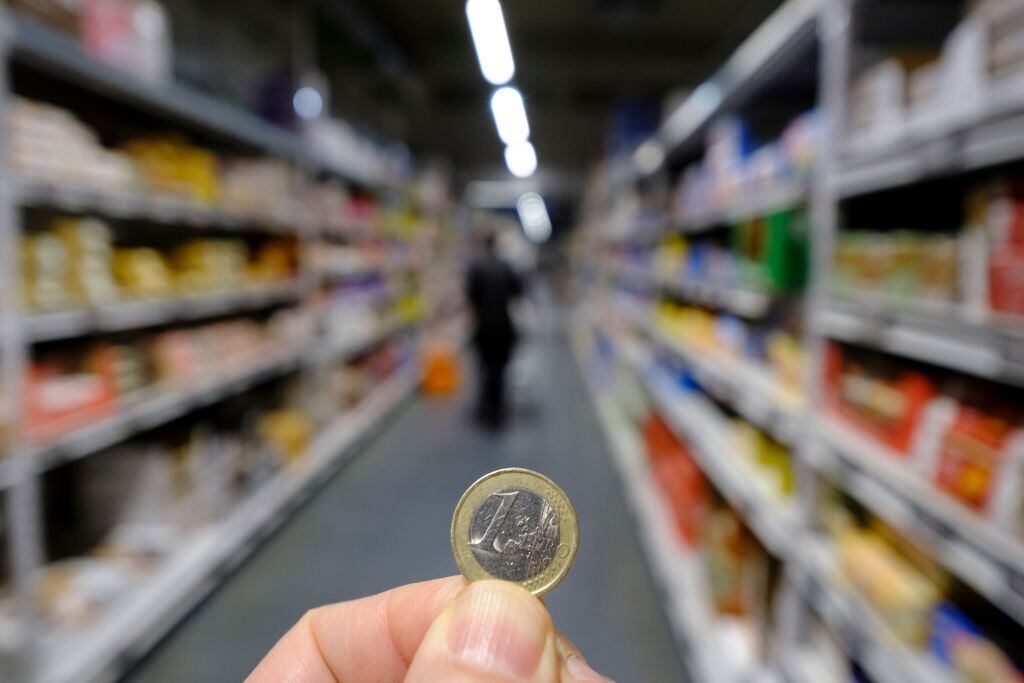 Imagen de una moneda de un euro al interior de un supermercado