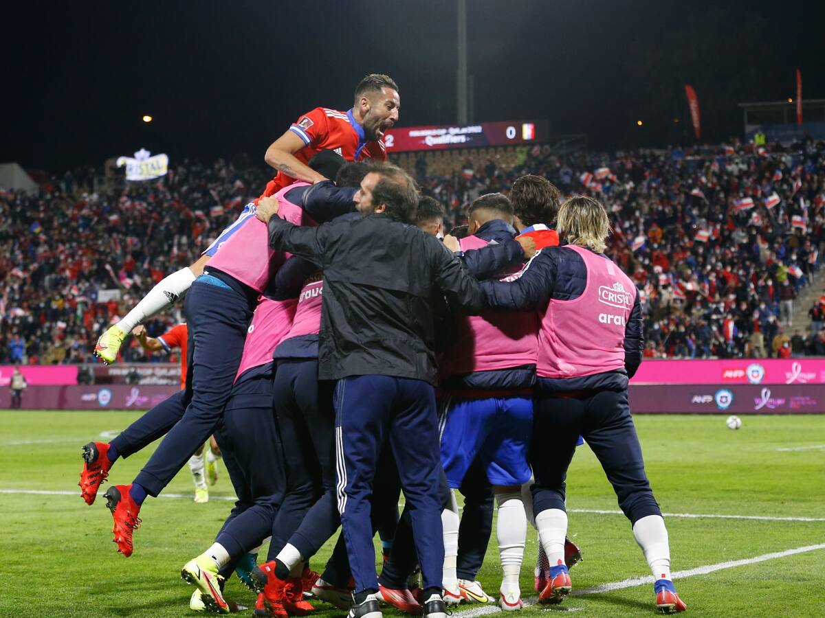 Selección chilena: varias figuras se fueron con rapidez a Europa y celebraron en el avión