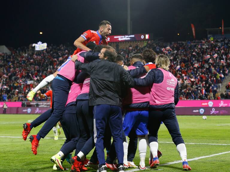 Selección chilena: varias figuras se fueron con rapidez a Europa y celebraron en el avión