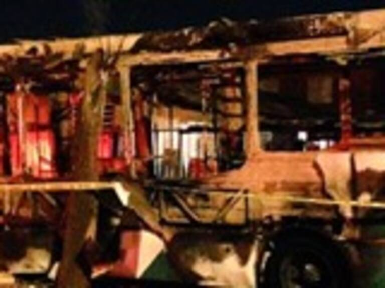 Desconocidos quemaron un bus del Transantiago