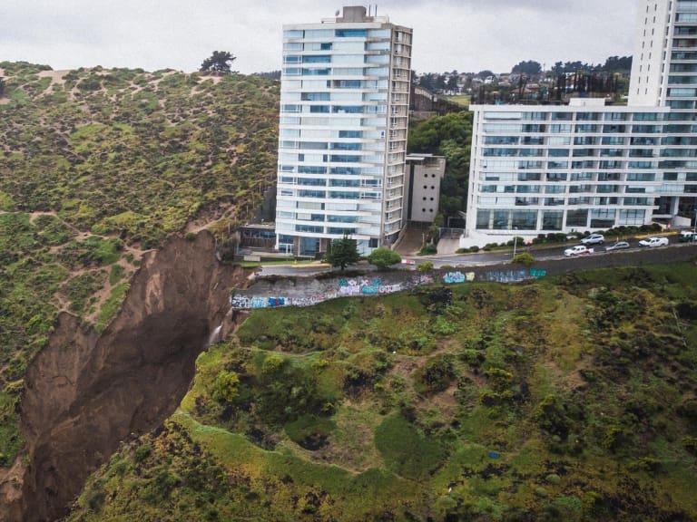 Socavón en Viña del Mar: constructora de edificio afectado niega responsabilidad