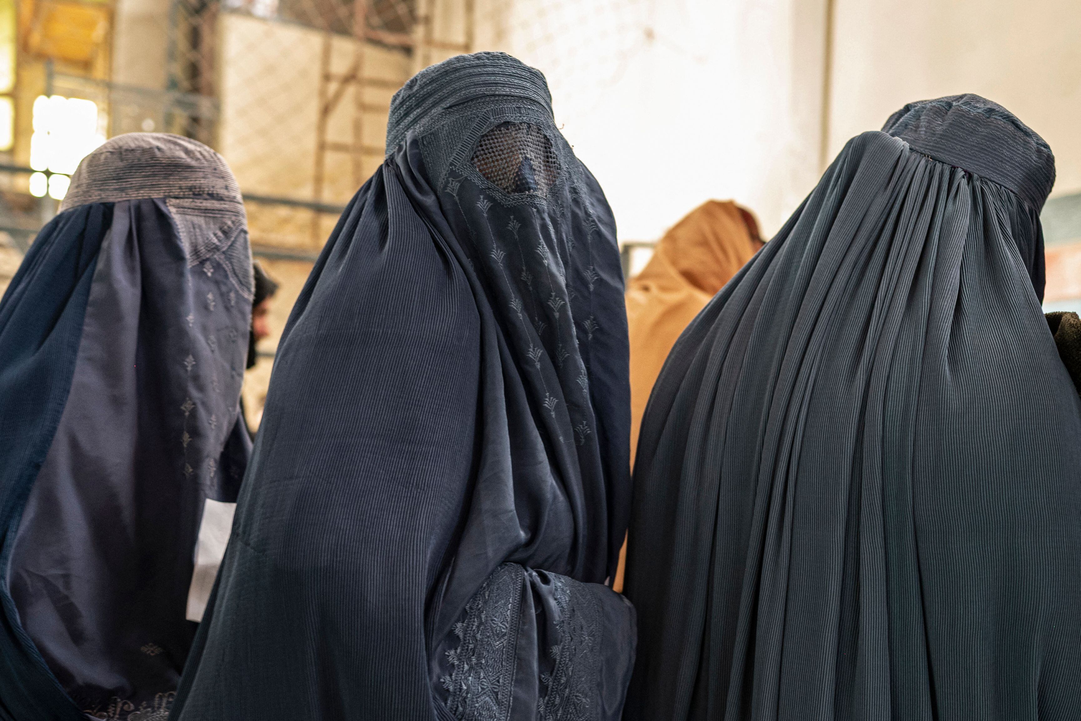 Talibanes prohíben el sonido de la voz de las mujeres en los espacios públicos