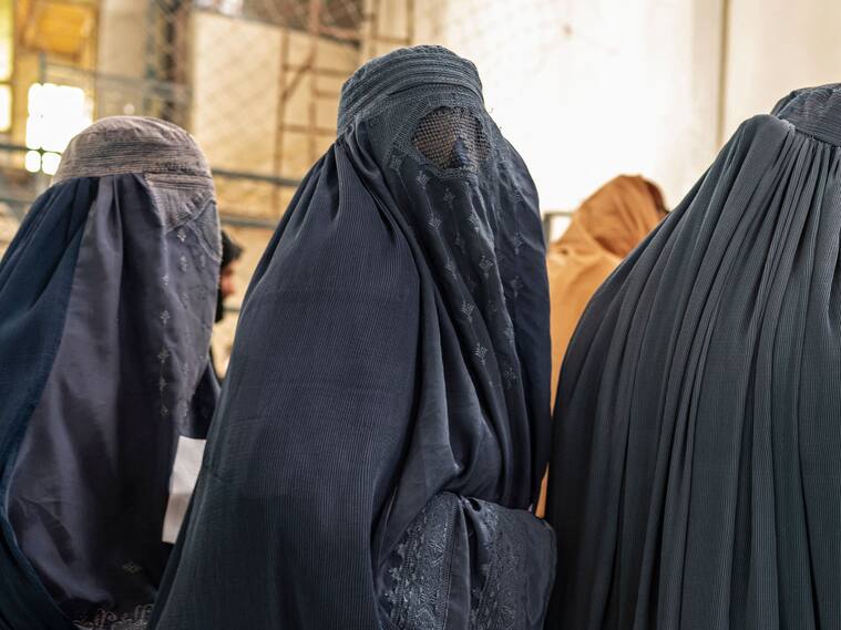 Talibanes prohíben el sonido de la voz de las mujeres en los espacios públicos