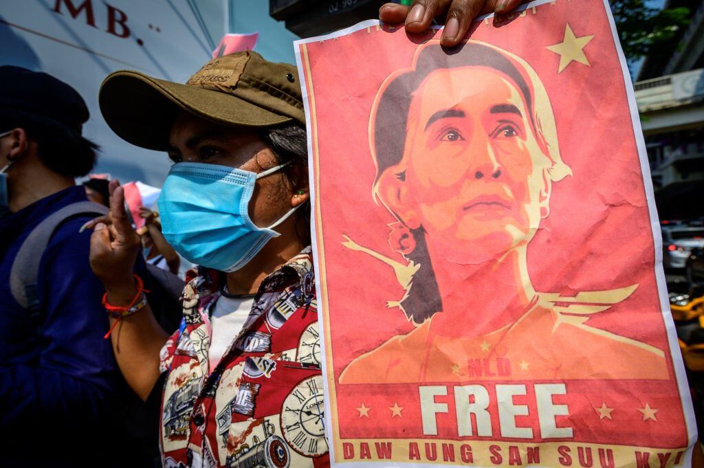 Manifestante pide la liberación de la líder birmana Aung San Suu Kyi