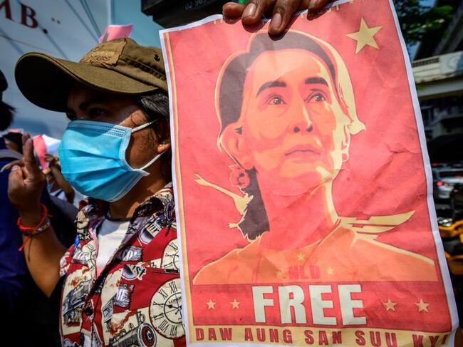 Manifestante pide la liberación de la líder birmana Aung San Suu Kyi