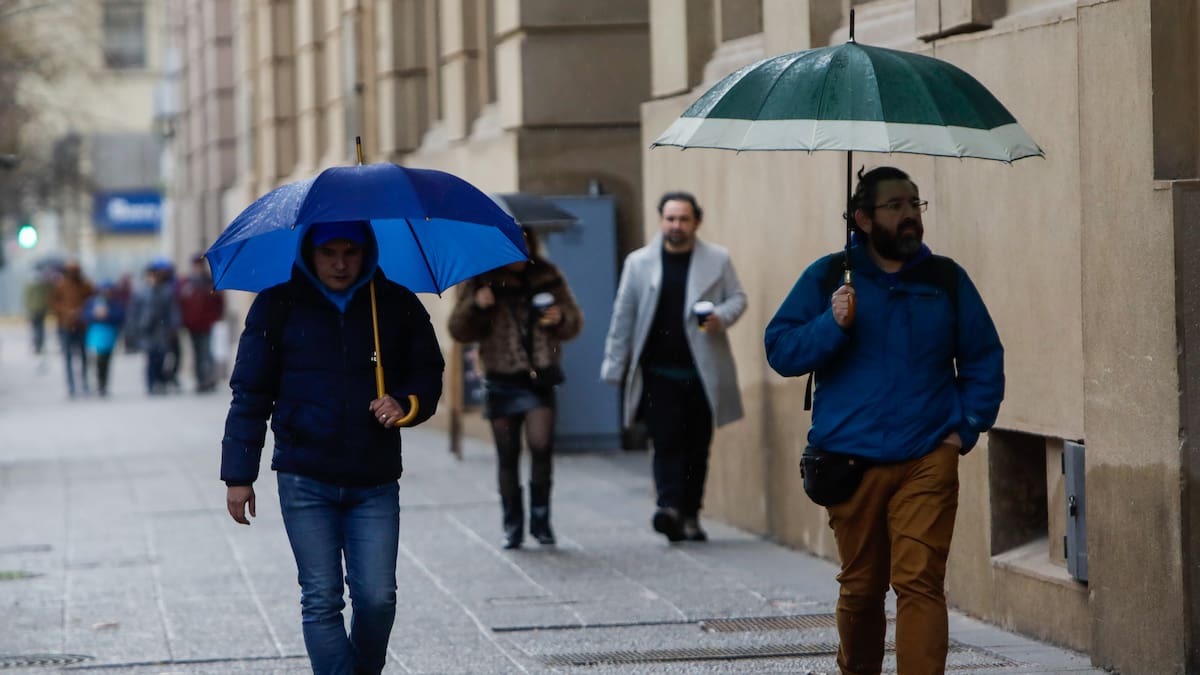 Lluvia en Santiago y Chile, hoy en vivo: a qué hora empieza, suspensión de clases lunes 20 de julio y pronóstico por región