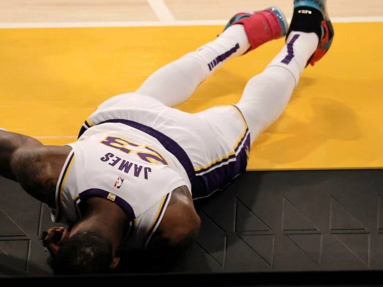 La dura lesión de LeBron James en el partido de Los Ángeles Lakers ante Atlanta Hawks