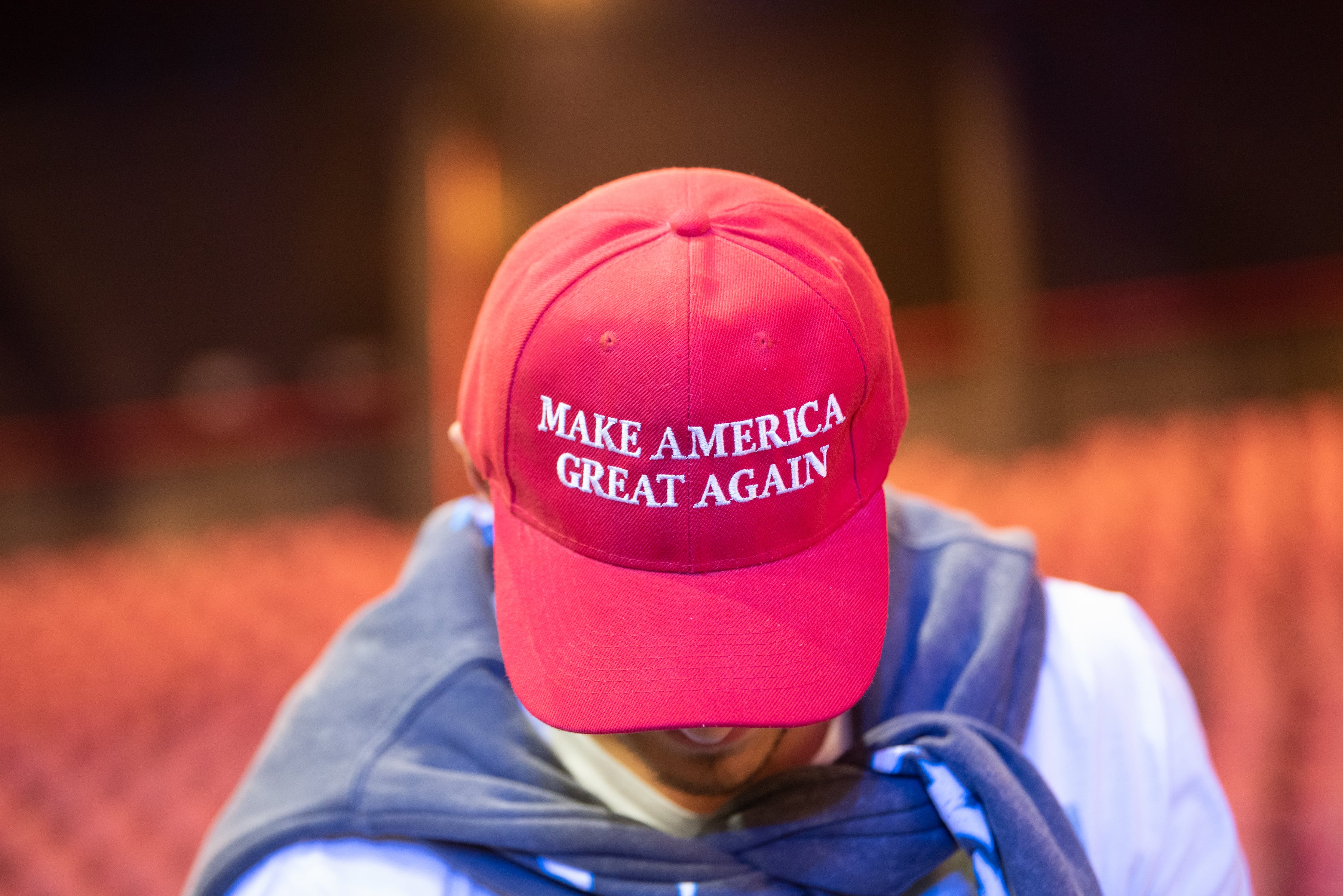 Un simpatizante de Milei llegó con el icónico gorro de propaganda de Donald Trump. | Getty Images