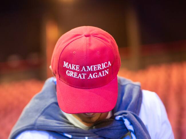 Un simpatizante de Milei llegó con el icónico gorro de propaganda de Donald Trump. | Getty Images