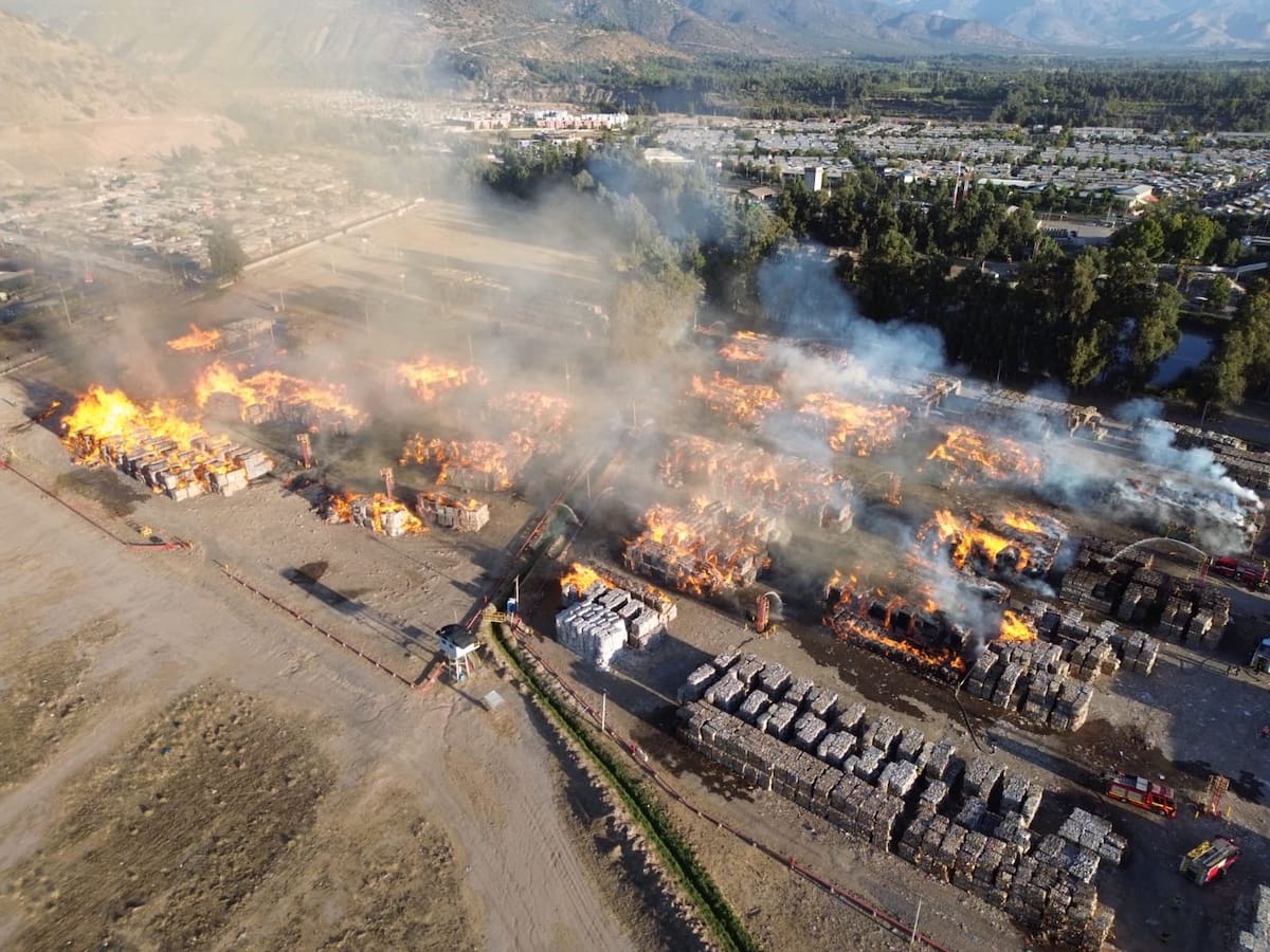 Incendio estructural de gran magnitud afecta planta papelera de Puente Alto: activan alerta SAE para evacuación