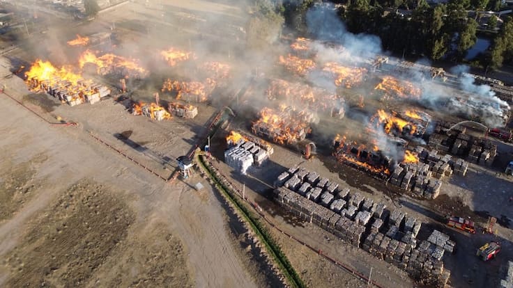 Incendio estructural de gran magnitud afecta planta papelera de Puente Alto: activan alerta SAE para evacuación