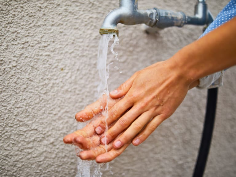Por hasta 8 horas: Aguas Andinas anuncia cortes de agua en Santiago para este miércoles 22 de abril en 2 comunas