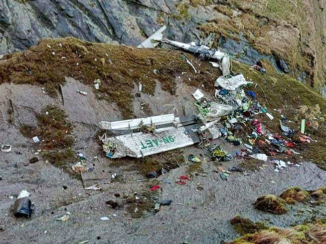 Restos del avión de pasajeros que chocó en zona montañosa de Nepal