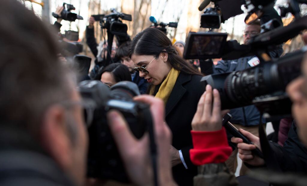 Emma Coronel a las afueras de la corte federal en Nueva York