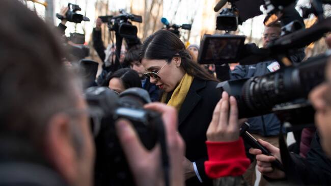 Emma Coronel a las afueras de la corte federal en Nueva York