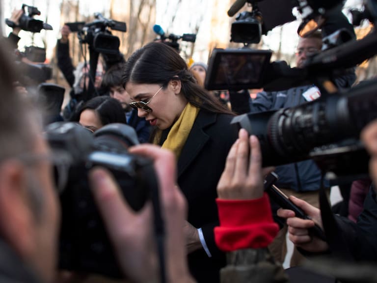 Emma Coronel a las afueras de la corte federal en Nueva York