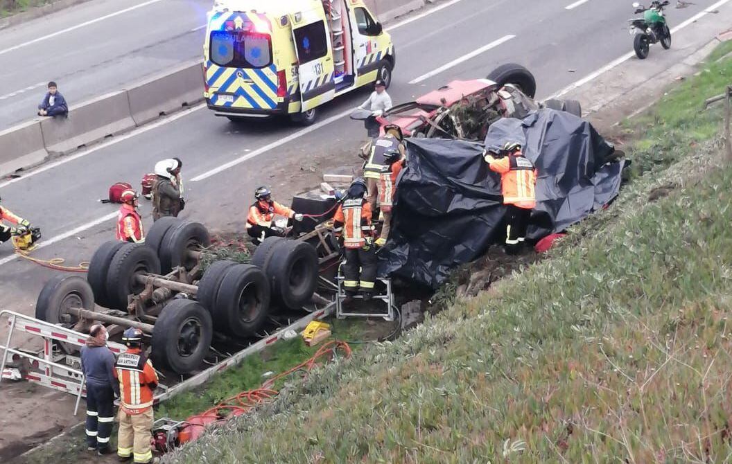 Fatal accidente en San Antonio: camión que transportaba pegamento se volcó y dejó a conductor fallecido